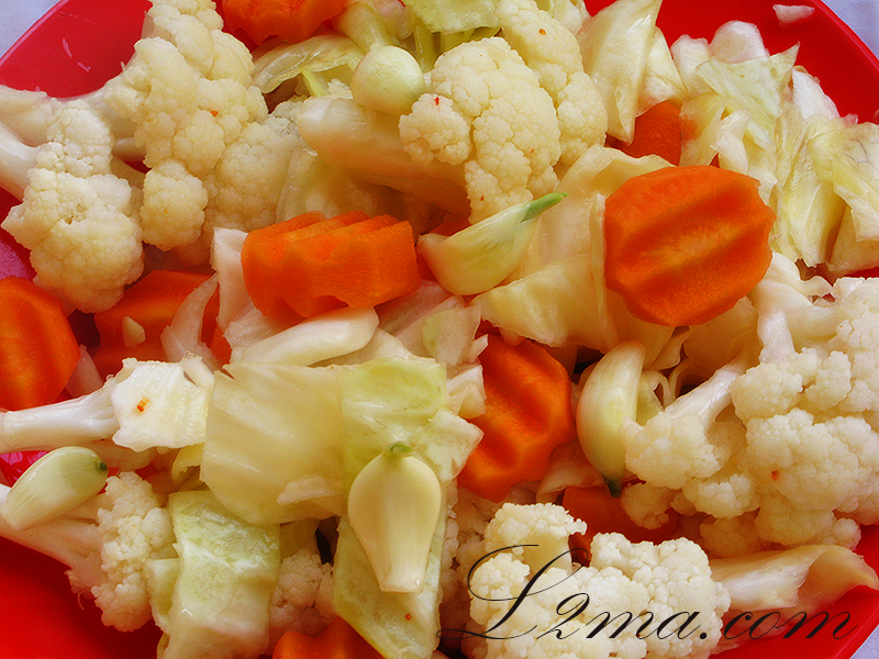 مخلل القرنبيط و الملفوف و الجزر مخلل القرنبيط و الملفوف و الجزر