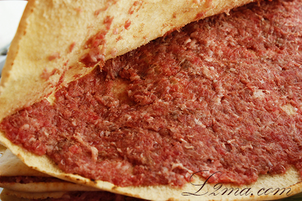 اللحمة المتبلة ممدودة في السندويشات