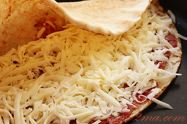 توزع الجبنة المبشورة على اللحمة