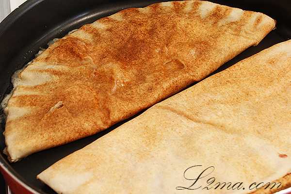 تشوى السندويشات على الفحم أو على سخانة السندويش أو على التيفال 