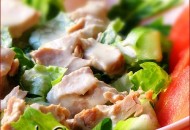 سلطة التونا بالطحينة