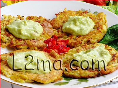 أقراص البطاطا المبشورة  بصوص الأفوكادو